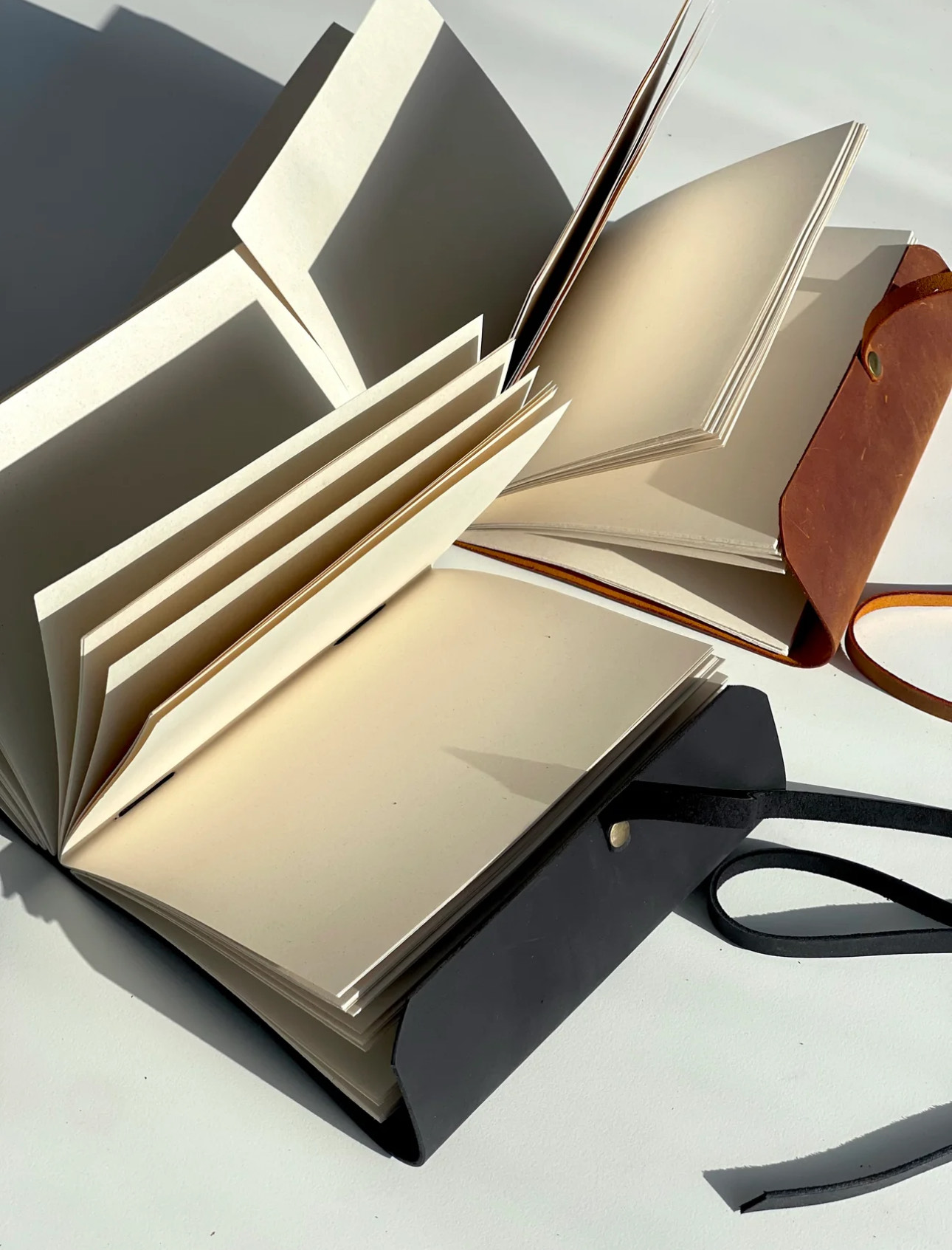 ღია ყავისფერი ტყავის ბლოკნოტი (საშუალო)